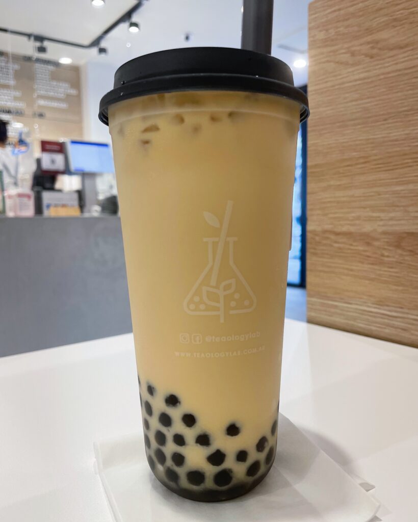 the best bubble tea shops-brisbane-west end-teaology lab-hojicha milk tea with pearls